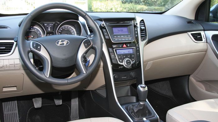 Ποιοτικό στην κατασκευή και μοντέρνο στη σχεδίαση είναι το εσωτερικό του Hyundai i30. Μεταξύ των χειριστηρίων στο τιμόνι και το κουμπί του Flex Steer το οποίο αλλάζει την υποβοήθηση στο τιμόνι.